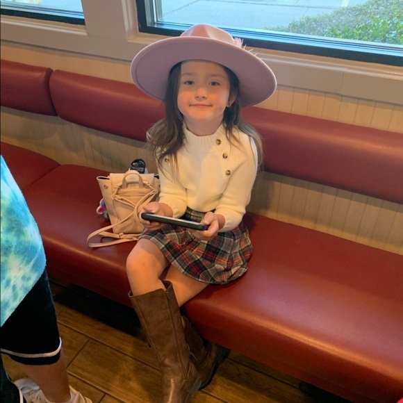 Meet your Posher, Alma - Picture 3 of 15